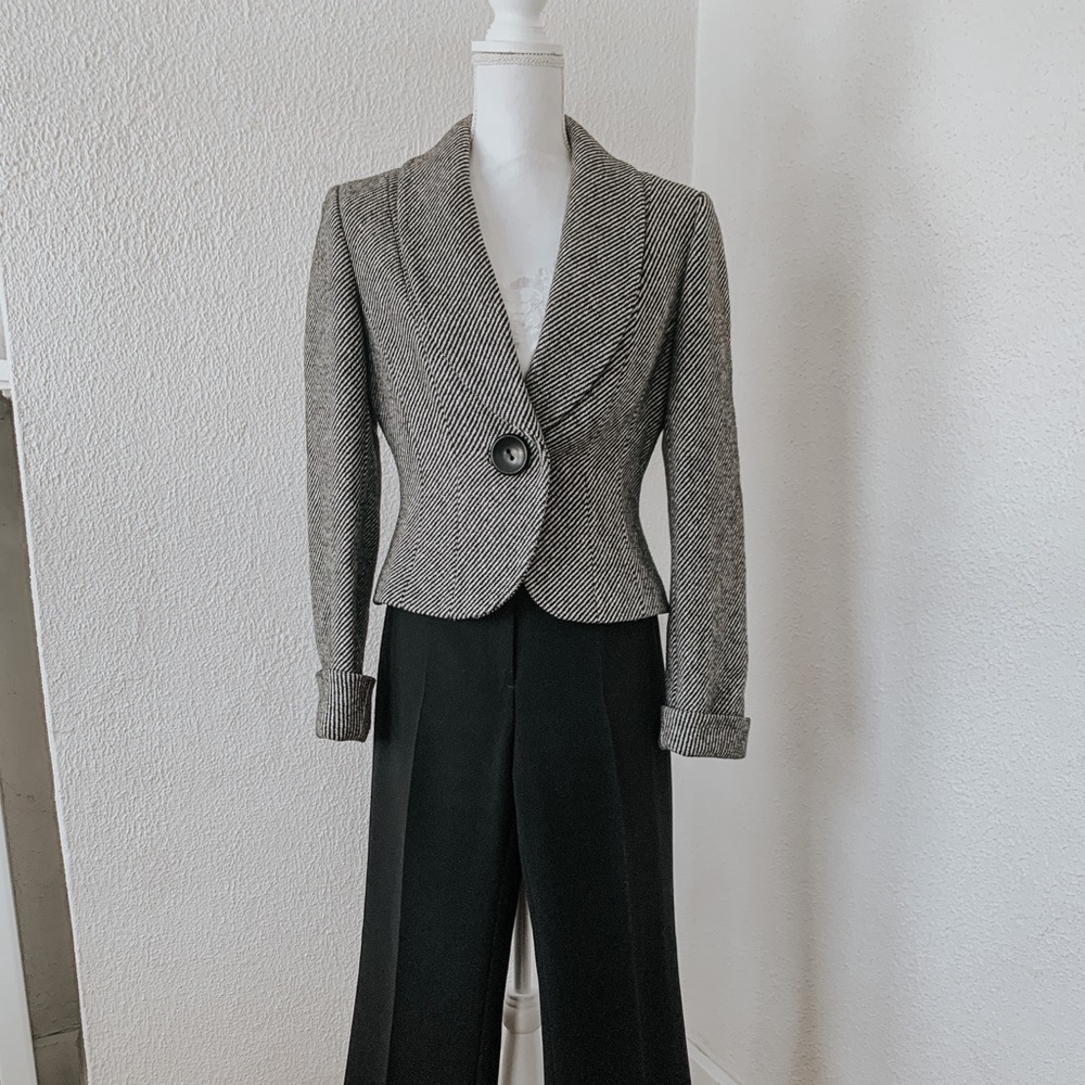 Tahari grey black padded shoulder wool blazer